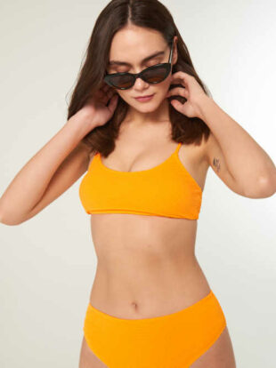 Damski nowoczesny dwuczęściowy kostium kąpielowy w kolorze głębokiej żółci